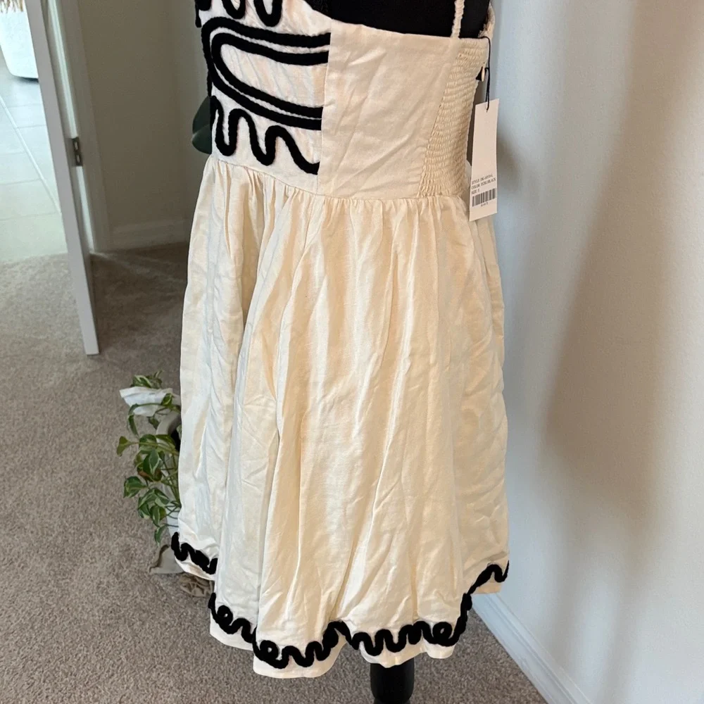 Elegant Cream and Black Mini Dress - Picture 3 of 7